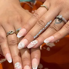 A classic bridal choice, this set features a soft blush base with clean French tips and delicate 3D floral accents. It’s the perfect combination of timeless elegance and modern romance for any wedding event.