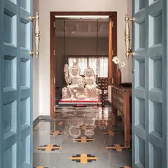 The storytelling of this home starts right at the main door. The view opens into the foyer and leads to the most impactful space: the courtyard, where the mesmerizing, life-size marble sculpture of Lord Shiva and his family offers a breathtaking welcome.