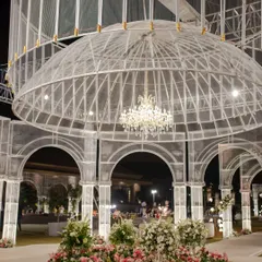The final result: a breathtaking reception space built from white wire mesh, creating an ethereal, see-through structure that felt both massive and delicate. The central dome with the chandelier was a true showstopper.