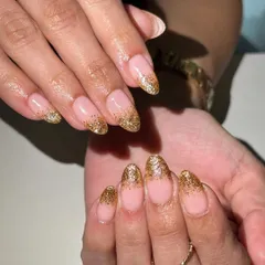 A classic choice for the wedding season. This elegant design features a nude base with a sparkling gold glitter fade, perfect for a glamorous look.