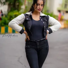 For this street style shoot, we focused on creating a confident and modern look. The denim and shearling jacket against the blurred city background gives it a cool, casual energy.