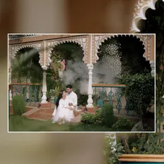 Using a smoke effect to create a mystical and romantic atmosphere. This shot, taken at a heritage-style location, adds a touch of drama to a classic pre-wedding portrait.