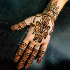 A special design celebrating the spirit of Mysuru Dasara. This custom piece features the famous Jamboo Savari elephant and the Mysore Palace, blending cultural pride with festive henna art.
