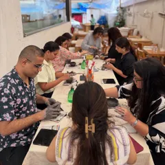 A full table of creativity on a rainy Sunday. My workshops are a cozy and fun way to spend an afternoon, whether you come alone or with a group of friends.