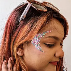 My glitter bar is perfect for adding a touch of sophisticated sparkle. This crescent moon glitter design is created using cosmetic-grade, chunky glitter, making it a popular choice for sangeets, festivals, and evening parties.