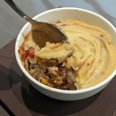 A close-up of my hearty Shepherd's Pie. It's packed with flavorful minced meat and vegetables, all topped with a fluffy, golden-brown layer of mashed potatoes. It's pure comfort in a bowl.