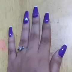 A bold and beautiful purple set with a modern French tip. The coffin shape and the tiny heart accent on the ring finger make this a fun and stylish choice.