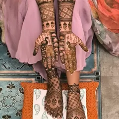 A classic bridal look featuring majestic peacocks on the forearms and intricate jaali (net) patterns on the palms and feet. This is a timeless choice for any Indian bride.
