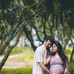 An intimate embrace surrounded by nature. I focus on capturing the connection between couples, finding quiet spots where you can just be yourselves.