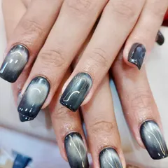This black cat eye set hits different. The square-shaped nails have a deep, smoky cat eye effect that creates a mesmerizing band of light, giving off major main character energy.