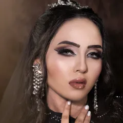 A close-up of an airbrush Arabic makeup look created during a masterclass. Notice the sharp, graphic liner and intense contour.