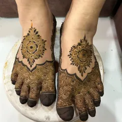 A simple yet beautiful mandala design for the feet. This is a great option for bridesmaids or for a lighter bridal look.