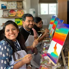 Look at these smiles. A couple enjoying our sip and paint workshop, creating their own colorful masterpieces side-by-side. It’s the perfect activity for a fun and different kind of hangout.