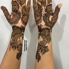 A beautiful and elegant floral design with Arabic-style paisleys. This is a great choice for guests or for a lighter bridal look.