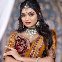 This model showcases a beautiful Kundan and pearl choker with a green accent stone. It’s a versatile piece that can be paired with both traditional sarees and modern lehengas.