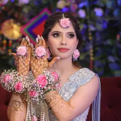 Your Mehndi ceremony look should be as vibrant and joyful as the event itself. Here, we created a fresh, elegant look with soft pastel tones on the eyes and glowing skin, perfectly complementing the beautiful floral jewelry.