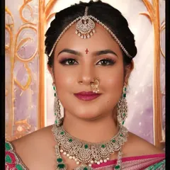 Our silver-toned necklace with green stones looks absolutely regal on this bride. It’s paired with a matching maang tikka and nose ring for a complete bridal look.