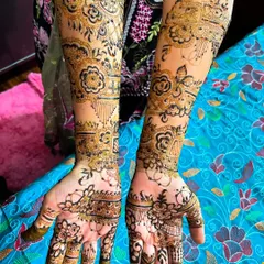 A beautiful Indo-Arabic design that extends up the arm. The pattern has a diagonal flow, with a mix of bold flowers and delicate net-like fillers.