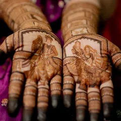 Another angle of the classic bride and groom portrait mehendi. The focus here is on the expressions and the intricate details of the bridal jewelry and clothing drawn in henna.