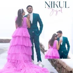 A pop of color against the serene snow of Kashmir. For Nikul and Sejal's pre-wedding shoot, we played with contrast to create this unforgettable, fairytale-like image. It showcases our ability to craft unique destination shoots.