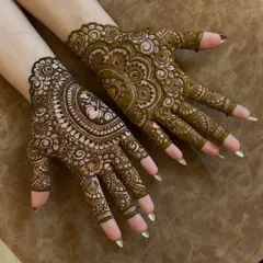 This design features beautiful paisley and heart motifs, with delicate netting on the fingers. It's a classic look that's always in style.