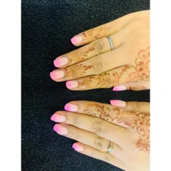 A soft and beautiful pink ombre effect. This design blends a neutral base into a bright pink tip, creating a gentle gradient that looks both modern and elegant, perfectly complementing the client's henna.