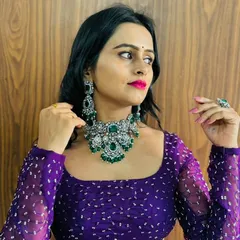A celebrity client wearing my bespoke Victorian AD Emerald choker for a red carpet event. This piece is designed to make a bold and glamorous statement.