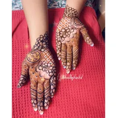 A fun baby shower mehendi with "Athe to be" (Aunt-to-be) written on the palm. It's a great way for the whole family to get in on the celebration!