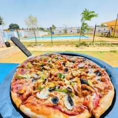 While the pets play, humans can relax at our Barky Cafe. Enjoy a fresh pizza with a perfect view of the pool. Zindagi mast hai bhai!