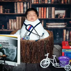 Dreaming big for the little one! This 'Future Doctor' setup is a popular choice, complete with a tiny stethoscope and medical books. It’s a fun way to imagine all the amazing things your baby will grow up to be.