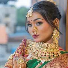 This is a classic Maharashtrian bridal look, complete with the traditional nath and chandrakor bindi. I focus on creating authentic looks that respect cultural details while ensuring the makeup feels comfortable and looks stunning in photos.