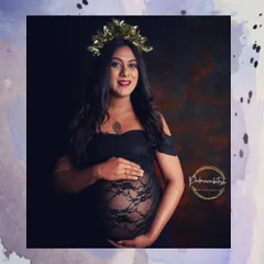 For this indoor maternity shoot, I went for a slightly more glamorous look with a bold lip and defined eyes. The goal was to make her feel like a queen, celebrating her body and the new life she is creating.