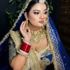 This is the royal blue bridal look we created in one of my masterclasses. I teach how to balance bold eye makeup with a flawless base and select the right jewellery to create a complete, breathtaking look for your client.