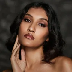 This look showcases a softer side of glam. I focused on creating a natural, dewy complexion with subtle contouring and a glossy nude lip, proving that minimalist makeup can be just as impactful for an event.