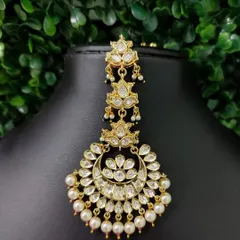 A slightly different angle of this beautiful kundan and pearl maang tikka, showing its delicate details.