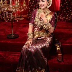 This bride shows off her intricate henna design, which perfectly complements her traditional South Indian attire.
