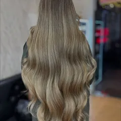 This icy ash blonde is the perfect color for the winter season. The cool tones and incredible length create a dramatic and unforgettable look.