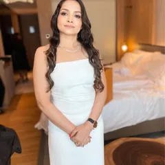 This look is all about understated elegance for a corporate event. I styled my client with soft, flowing waves and a luminous makeup look that highlights her features. The result is a sophisticated style suitable for any professional evening function.