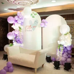 Celebrating a new arrival with style. This baby shower setup features a beautiful balloon and floral backdrop, creating a perfect, dreamy space for the parents-to-be.