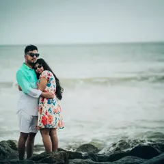 An embrace against the backdrop of the sea. Our beach pre-wedding shoots are perfect for capturing relaxed and romantic moments with the ocean breeze.