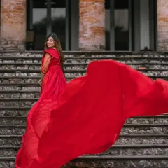 This gown offers two looks in one with its detachable sleeves. Here, the sheer sleeves add a touch of softness to the bold red, creating a dreamy look on the grand staircase.