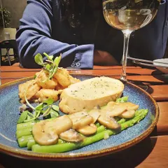 A balanced plate with protein, vegetables, and carbs. This meal includes sautéed prawns, asparagus, mushrooms, and garlic bread, showing how a reward meal can still be nutritious.