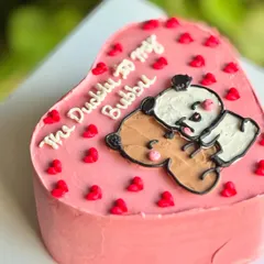 For the Duddu to your Bubbu. This cute pink heart-shaped cake features a hand-piped illustration of the famous bears, surrounded by tiny red hearts.