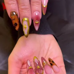 Korean nail art is more than a trend; it's a collection of advanced techniques. This set combines tortoise shell effects, 3D sculpting, and ombre, all of which are covered in my Advanced Masterclass.