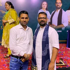 With Harin Dalal, a renowned mehandi artist and one of the judges at the Mehndi Marathon. It is important to connect with and learn from the best in the field.