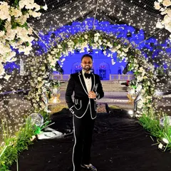 Black and Ansh is a forever combination. A classic tuxedo look for a Sangeet night under a canopy of fairy lights.