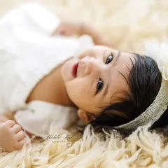 Look at those bright, curious eyes. This is a perfect example of a milestone session, capturing that beautiful stage when your baby is alert and full of expression. I use soft, neutral textures to keep the focus entirely on your little one.
