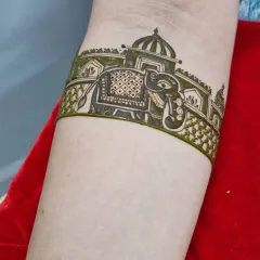 This design shows how to build a scene, combining the elephant motif with architectural elements to create a royal procession band on the arm. This is a technique we cover in the advanced part of the course.