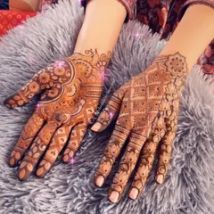 This design shows two different styles for each hand, a popular trend. One hand has a dense, traditional Indian pattern, while the other features a more spacious Indo-Arabic design.