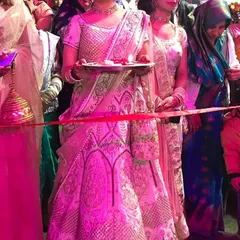 Here is one of my clients during her wedding ceremony. She is wearing a rented choker set that stands out beautifully, showing how my jewellery looks in a real wedding setting and adds that essential sparkle to traditional rituals.